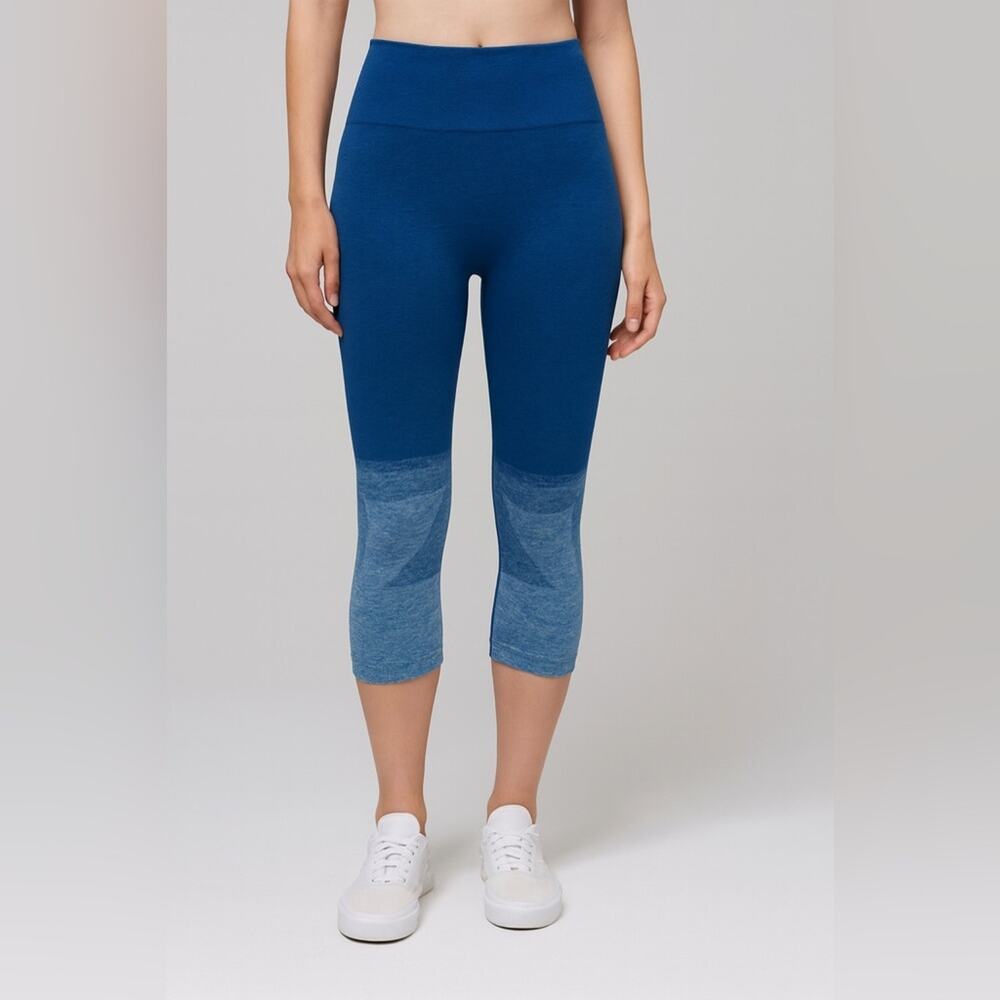 Lululemon Seamlessly Street Crop Legging Size 4 Blue